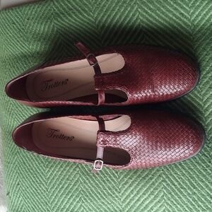 Trotters Women's Burgundy Woven Flats